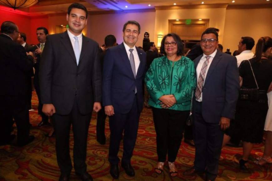 El presidente de Honduras, Juan Orlando Hernández, junto a Julita Castellanos, exrectora de la Unah, y Carlos Hernández, de Transparencia Internacional.