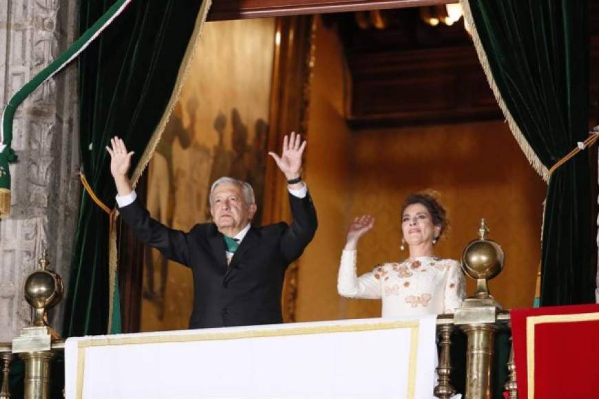 El presidente de México, Andrés Manuel López Obrador, encabezó ayer un atípico y solemne grito de independencia, acompañado por su esposa Beatriz Gutiérrez Müller, con un Zócalo vacío debido a las restricciones sanitarias por la pandemia de coronavirus.