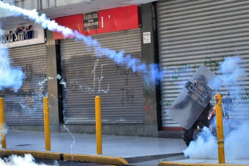 Los policías utilizaron su equipo de protección para reprimir con gases lacrimógenos a los manifestantes.