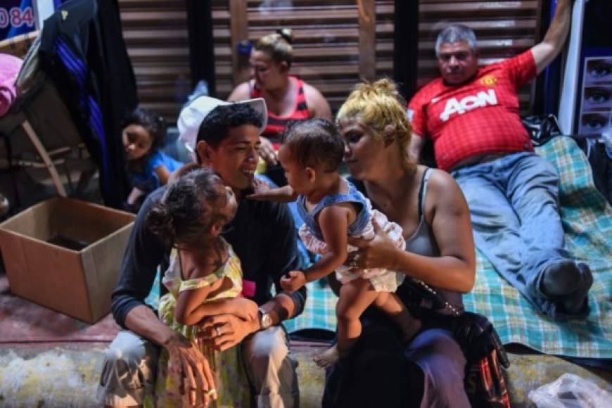 Este martes 'descansarán aquí todo el día y toda la noche. Están muy agotados', dijo Rodrigo Abeja, activista de Pueblos Sin Fronteras, una ONG que acompaña la caravana.