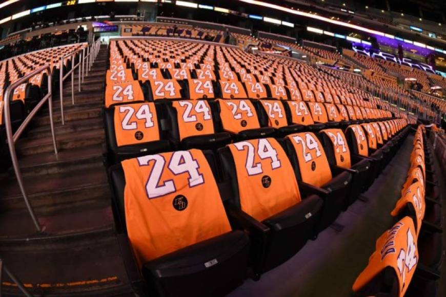 Los Lakers subrieron los asientos del Staples Center con camisetas de Kobe Bryant.