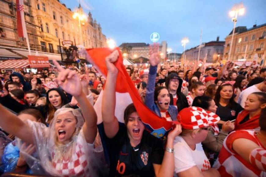 En la Plaza Central de Zagreb se acondicionó una fan zone que fue insuficiente para la gran cantidad de seguidores que asistieron para ver el juego en pantalla gigante.