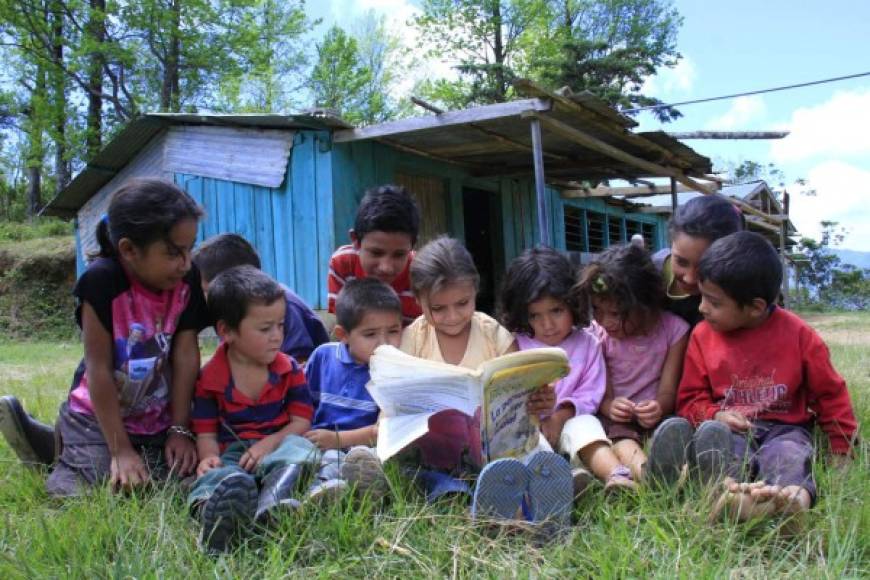 Pequeños escolares de la escuela Luces del Merendón, zona norte de Honduras.