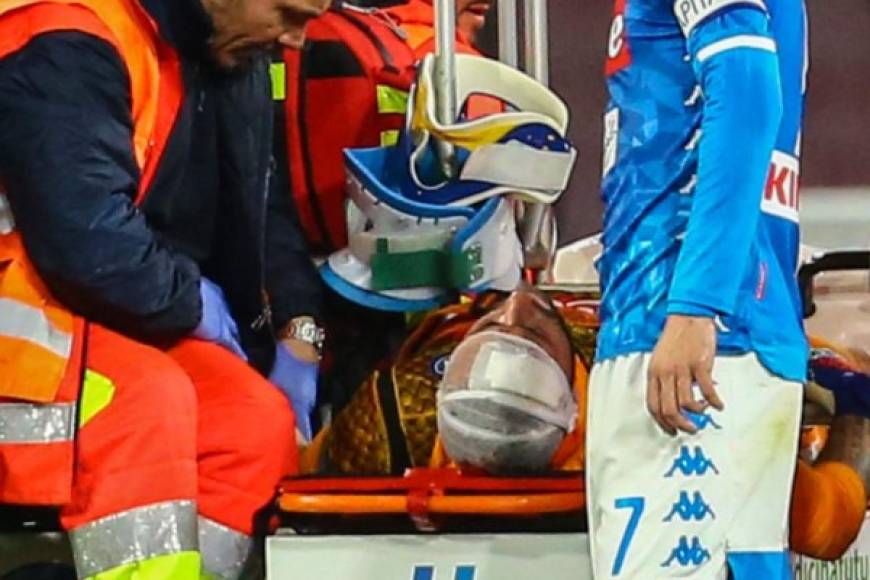 Los servicios médicos de Napoli socorrieron al internacional colombiano y lo subieron a una camilla para llevarlo a un cercano hospital con una ambulancia.