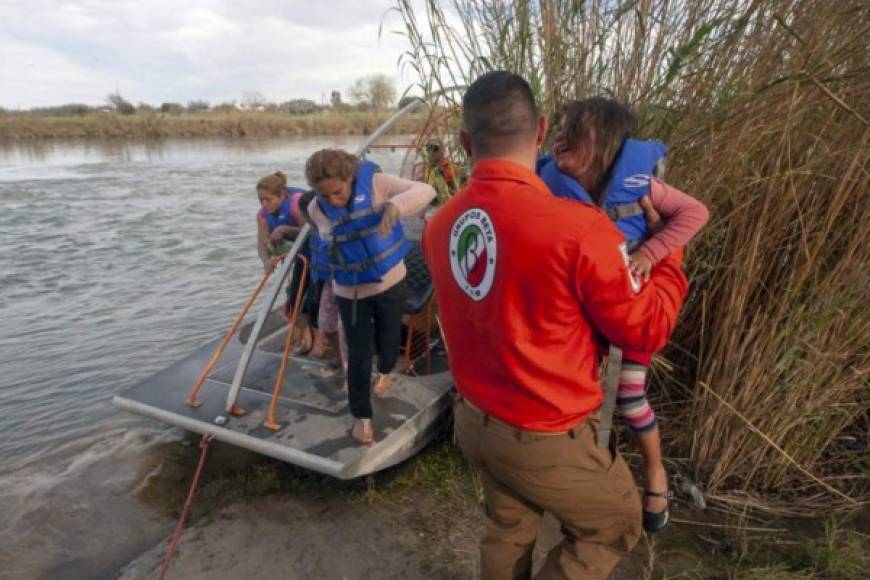 Entre los migrantes rescatados se encuentras decenas menores de edad, entre ellos varios bebés.