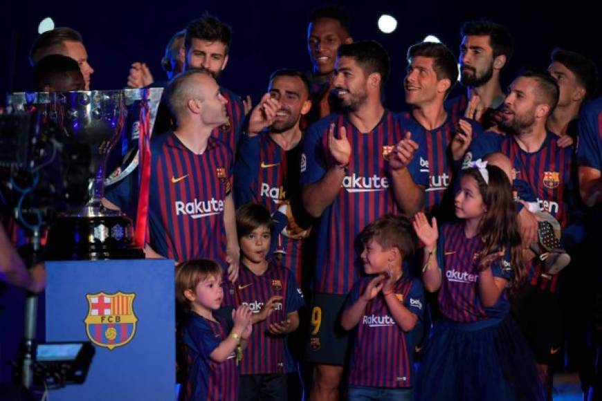 Iniesta posó junto a sus compañeros del Barcelona para la última foto grupal. Foto AFP