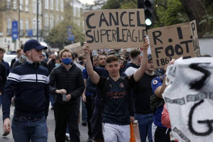 Aficionados de los clubes ingleses han salido a las calles como protesta ya que no están de acuerdo con la creación de la Superliga Europea. Foto AFP.