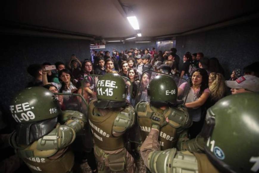 Las movilizaciones estallaron tras el alza de 800 a 830 pesos en el pasaje de horario punta del Metro, un incremento que fue congelado el sábado por el presidente Sebastián Piñera.
