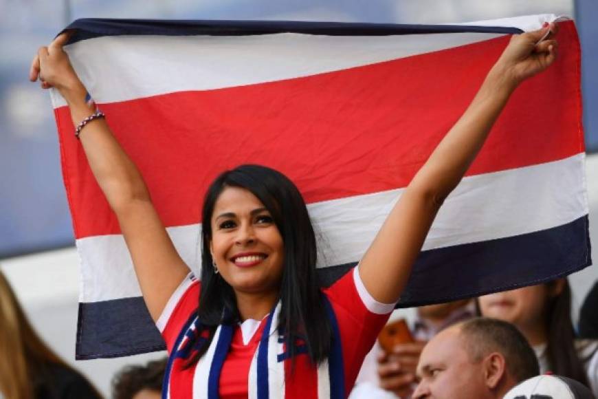 Una aficionada de Costa Rica flamea la bandera de su país en el estadio Samara.