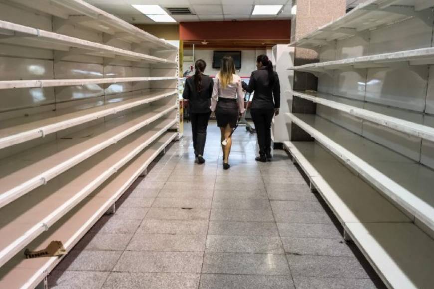 A una semana de que el Gobierno del presidente venezolano, Nicolás Maduro, fijara los precios de al menos 25 alimentos de la canasta básica, la gran mayoría de estos productos han desaparecido totalmente en los abastos y supermercados del país agravando la escasez de alimentos.