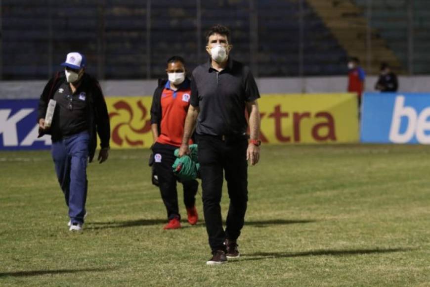 El ingreso de Héctor Vargas al Nacional antes del juego.