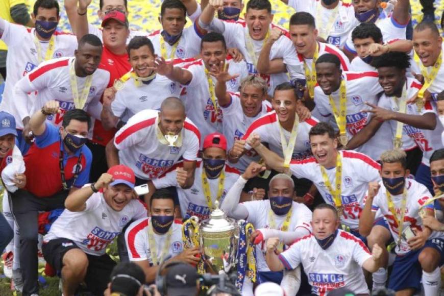 Olimpia comandado por el entrenador argentino Pedro Troglio, se coronó bicampeón en la gran final del torneo Apertura 2020-2021 del fútbol hondureño, al vencer 1-0 a Marathón y sumar un global de 3-0.