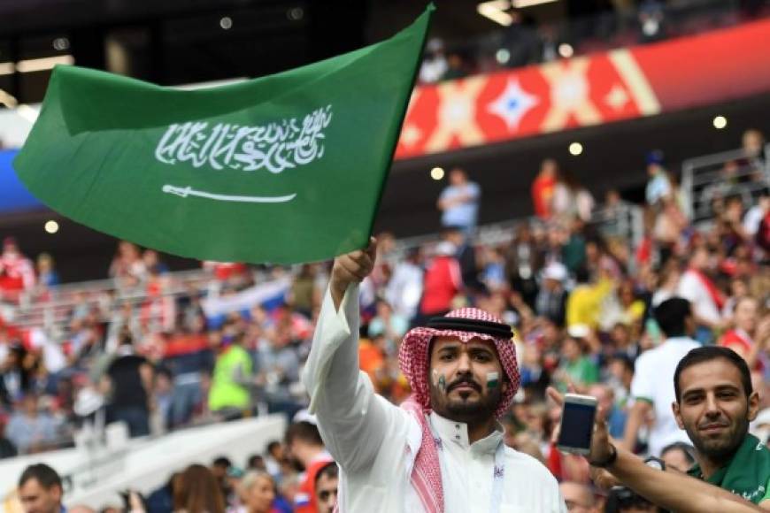 Un saudí apoyando a su selección contra Rusia . / AFP PHOTO.