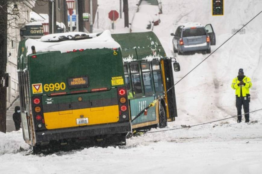 Una gigantesca tormenta invernal y ola polar ha dejado fuertes nevadas y temperaturas extremas en gran parte de Estados Unidos, informaron medios locales este lunes.