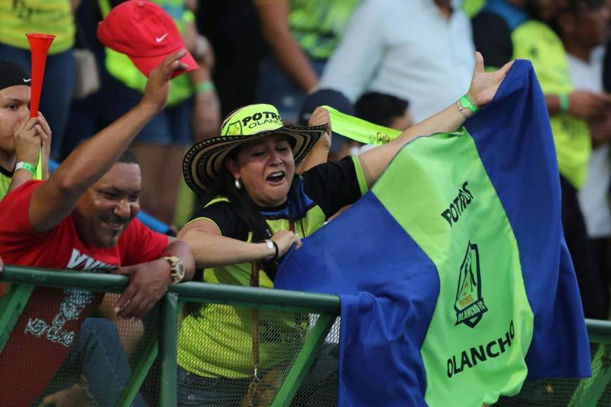 La felicidad de los aficionados del Olancho FC tras el gol de Agustín Auzmendi.