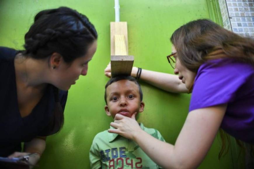 En tiendas de campaña, voluntarios ofrecen consultas médicas en un campamento de una empobrecida zona del suroeste de Caracas, como parte de la ofensiva para el ingreso de ayuda humanitaria liderada por el opositor Juan Guaidó, reconocido como presidente encargado de Venezuela por 50 países.
