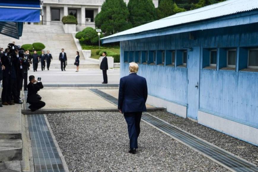 '¿Quiere que cruce la línea?', preguntó Trump a Kim al encontrarse en la zona desmilitarizada en la frontera entre las dos Coreas, 'me sentiré muy honrado si lo hace', respondió el líder norcoreano invitando al presidente estadounidense a ingresar a territorio norcoreano.