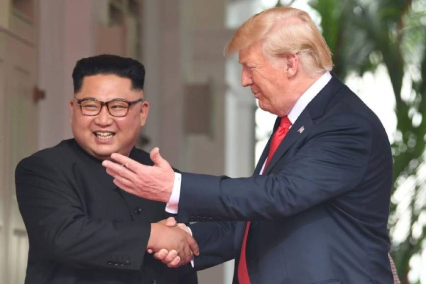 'Tendremos una relación excelente, no tengo dudas. Es un honor encontrarme con él', añadió el magnate ante el rostro complaciente de Kim Jong Un, el mismo personaje al que había calificado como el 'dictador más cruel' en la historia reciente del orden mundial.