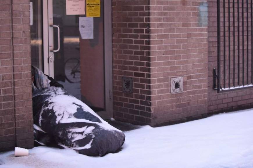 Al oeste y al norte de Nueva York, sobre todo en Nueva Inglaterra, la nieve podría caer en grandes cantidades, de 30 a 45 cm según el SNM. Las personas sin hogar son las más afectadas por el temporal.