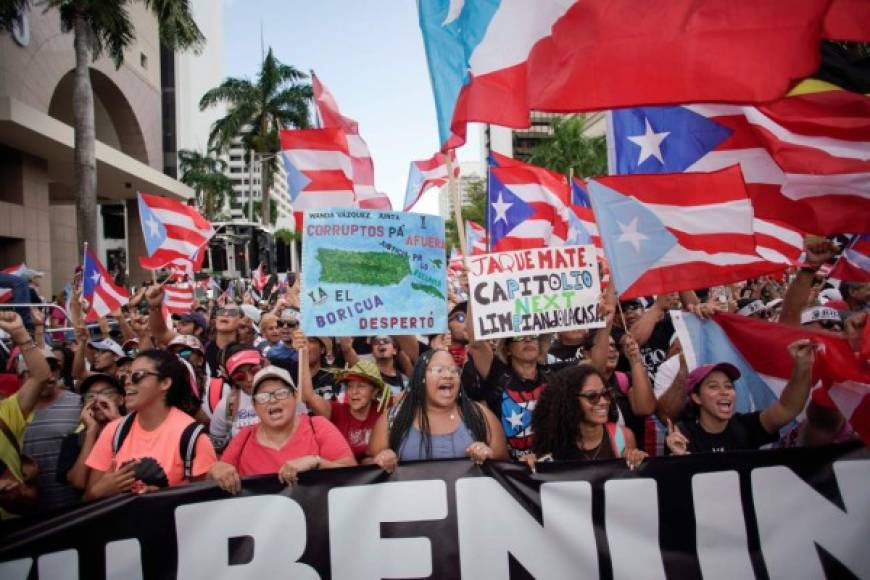 Con gritos de alegría, los puertorriqueños desfilan esta mañana por San Juan en una marcha que acabará en el estadio Hiram Bithorn.