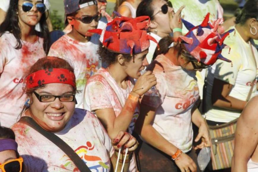 Más de 15 mil hondureños participaron en el Colorun 2014. Algunos lucieron sombreros, lentes, máscaras, pelucas, tutú con diversas formas en el día más colorido del año.