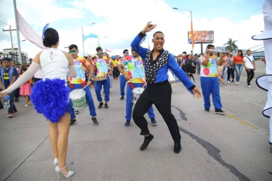 Un hombre salta de alegría durante el carnaval.