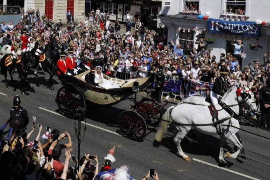Luego, la pareja recorrió las calles de Windsor en una carroza Ascot tirada por cuatro caballos grises, como manda la tradición en la familia real.