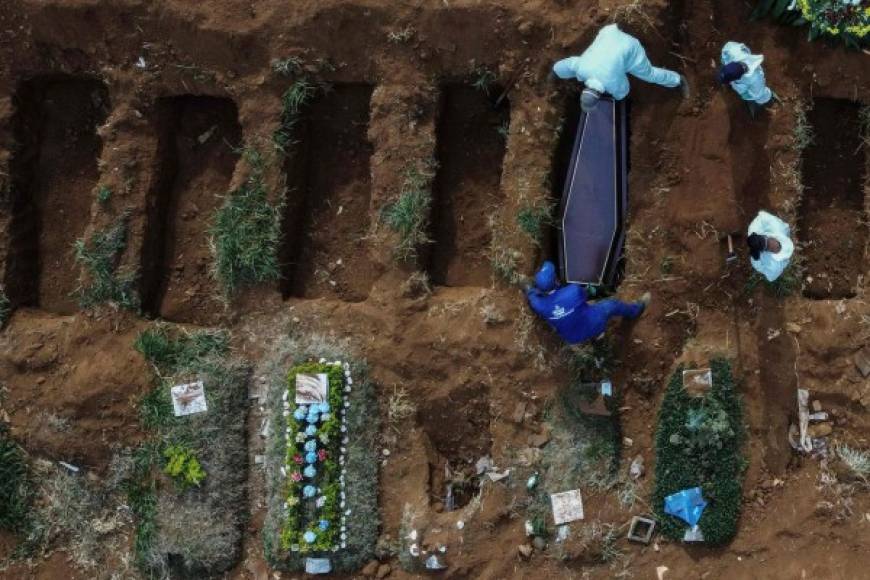 'Es uno atrás de otro. Esto no para', afirma uno de los sepultureros de Vila Formosa, el mayor cementerio de Sao Paulo y América Latina, vestido con un mono blanco y una máscara de tela cubierta con otra de acetato transparente para protegerse de la covid-19.