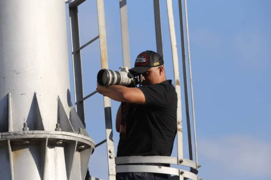 El fotógrafo de Grupo OPSA, Ronald Aceituno, se las ingenió para tomar las mejores fotos del clásico tras ser desalojado junto a los periodistas y demás del estadio Carlos Miranda.