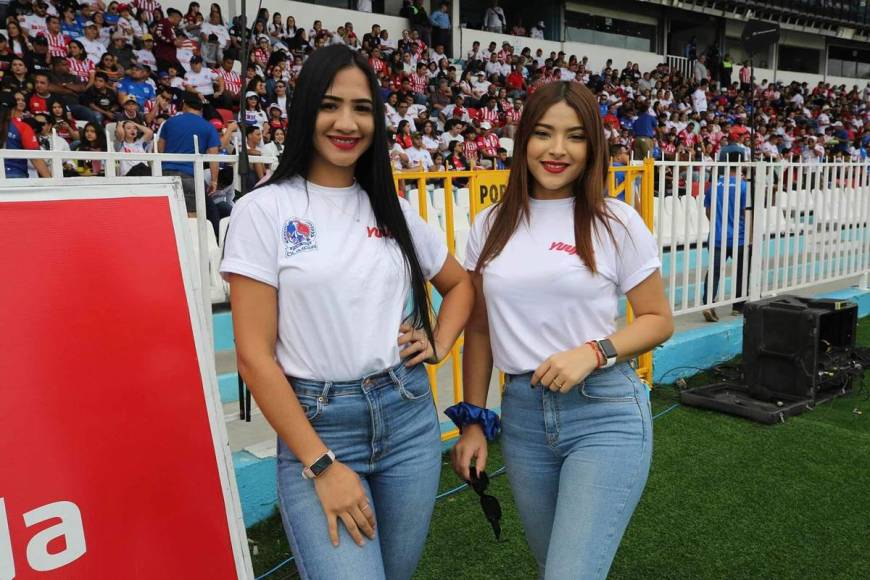 Dos lindas chicas olimpistas en la cancha del estadio Nacional Chelato Uclés.