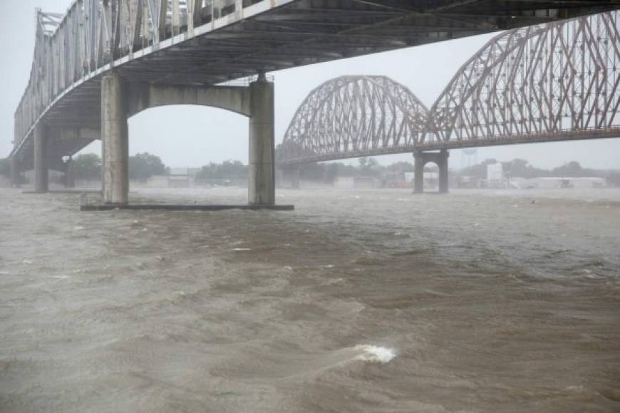 Tras un breve período como el primer huracán de la temporada, Barry tocó tierra este sábado en la costa de Luisiana y se debilitó hasta regresar a la clasificación de tormenta tropical, mientras se movía lentamente hacia Nueva Orleans.