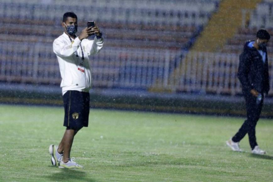 No todos los días se visita un estadio y un país diferente. Este jugador del Comunicaciones quiso grabar imágenes del Nacional con su celular.