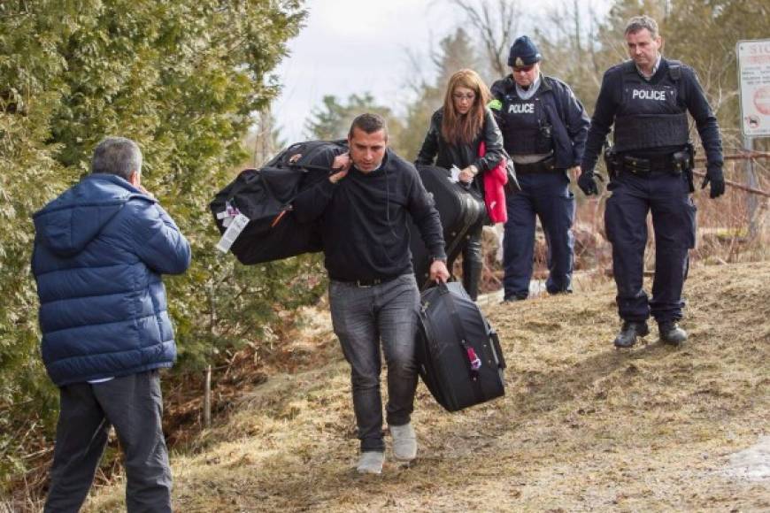 Dramáticas imágenes dejan en evidencia el éxodo de inmigrantes hispanos hacia Canadá impulsados por el temor a las deportaciones masivas que la nueva administración de Donald Trump planea llevar a cabo en los próximos meses. Fotos AFP.