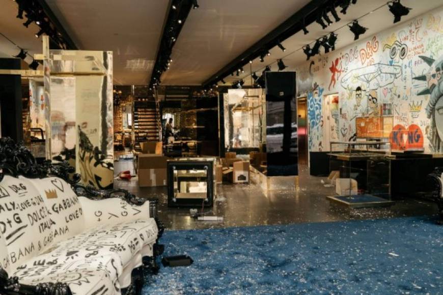Así quedó la tienda de Dolce & Gabbana en Manhattan tras ser saqueada y destrozada por manifestantes.