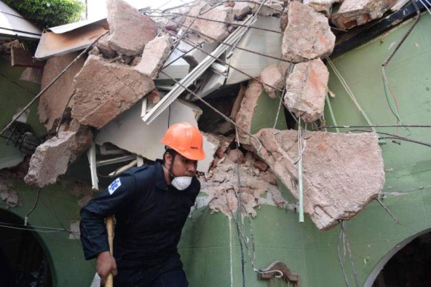 En Ciudad de México funciona un sistema de alarmas que se activa un minuto antes del sismo, pero periodistas de AFP dijeron que esta vez se escuchó la alarma al mismo tiempo que comenzó a sentirse el temblor