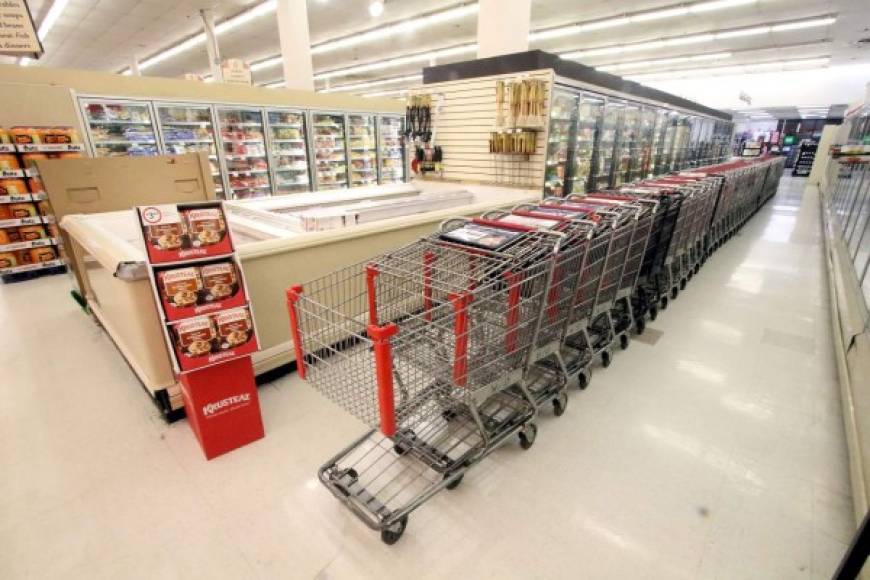 Los supermercados de Miami quedaron vacíos luego que los residentes se abastecieron de alimentos. AFP