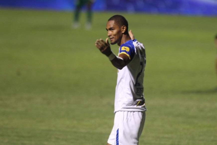 Jerry Bengtson celebrando su primer gol del partido contra el Marathón.