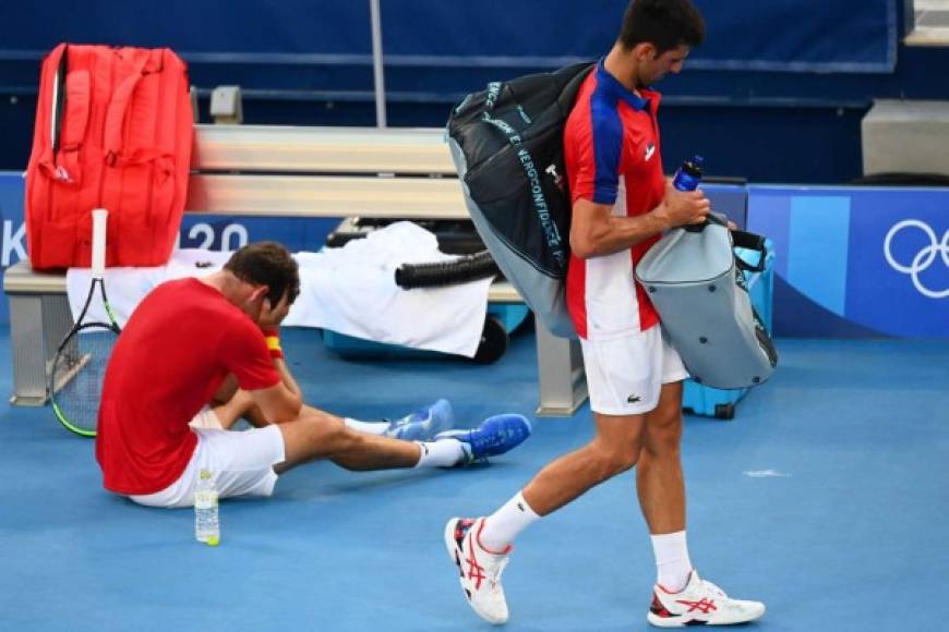 Mientras Djokovic abandonaba la pista, Carreño celebraba. El español no podía creer su victoria.