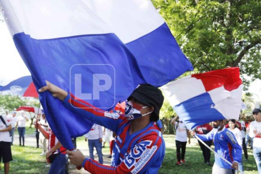 Los aficionados olimpistas se congregaron en las afueras del hotel donde se concentra el conjunto albo en San Pedro Sula antes del clásico hondureño.