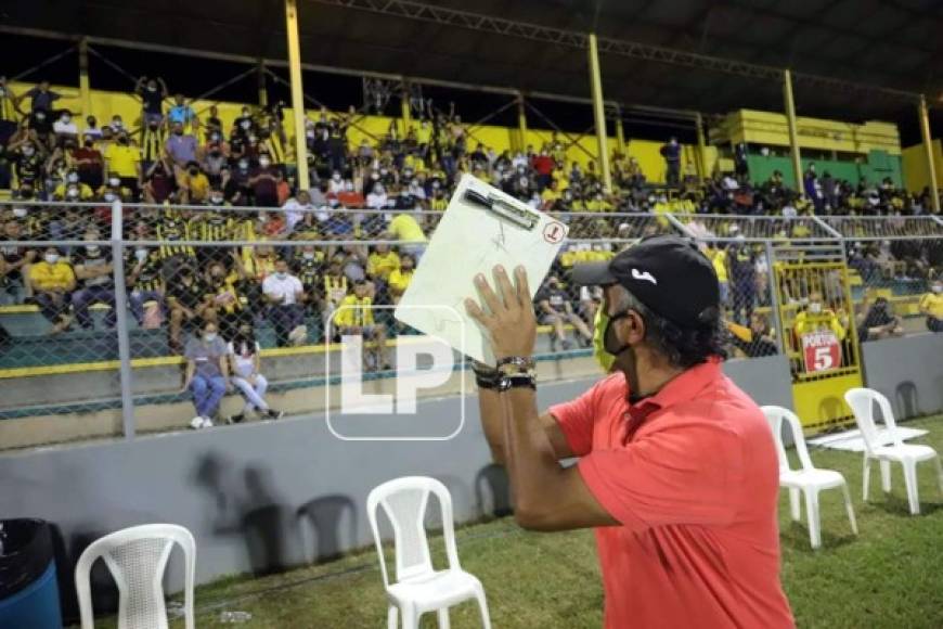 El entrenador mexicano Raúl 'Potro' Gutiérrez saludando a la afición del Real España que asistió al estadio Humberto Micheletti para el partido ante Honduras Progreso.