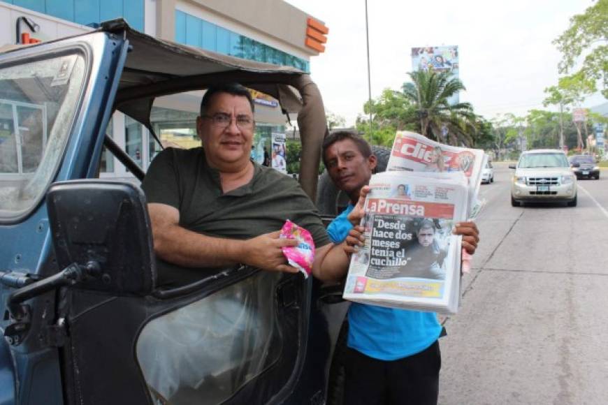 Este sampedrano recibe el detergente Rinso en un punto de venta de San Pedro Sula.