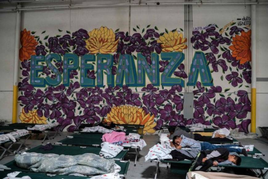 Cientos de esos inmigrantes fueron recibidos en un albergue de El Paso, Texas. La Casa del Refugiado tiene 500 camas y busca expandirse para albergar a 1,500 indocumentados con las donaciones de iglesias locales y organizaciones de caridad.