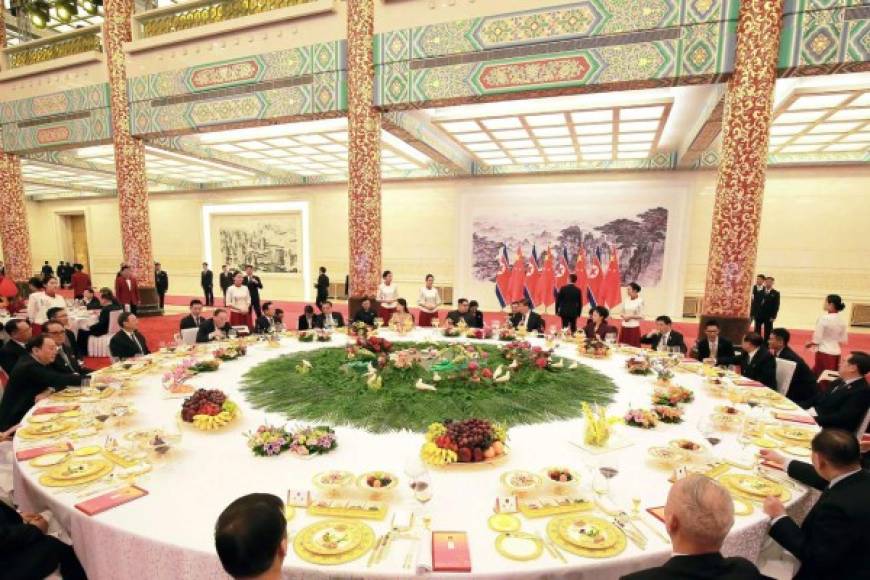 La televisión pública china CCTV difundió imágenes de la inmensa sala de banquetes decorada con paisajes chinos y motivos de vivos colores.