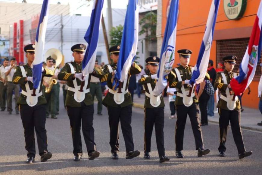 Los cadetes encabezaron los desfiles en San Pedro Sula con las Banderas de los países centroamericanos.