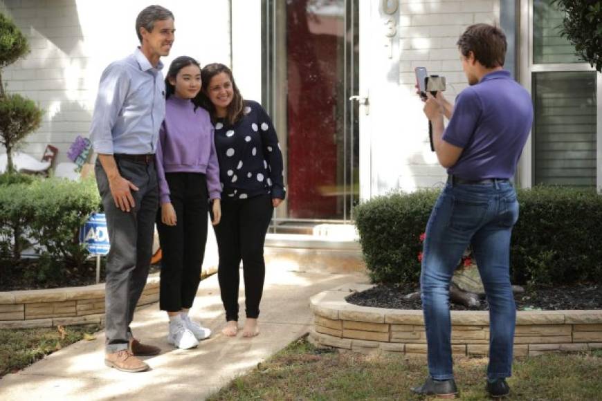 Sus mítines atraen multitudes y en los sondeos está codo a codo con Cruz en los comicios, en los que los estadounidenses están llamados a votar para renovar a un tercio del Senado y a toda la Cámara de Representantes. Beto tampoco ha descuidado la campaña puerta a puerta, y ha recorrido ciudades enteras pidiendo el voto.