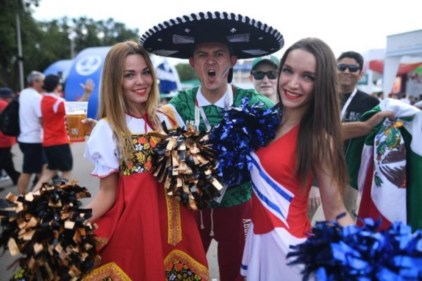 Este aficionado mexicano no desaprovechó la oportunidad para posar con dos bellezas alemanas.