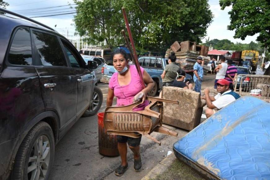 Las labores de rescate de centenares de damnificados continúan en las zonas más afectadas por las inundaciones.