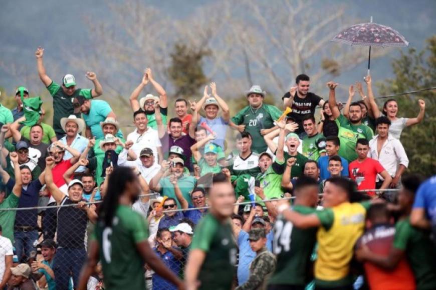 La celebración de los aficionados del Atlético Pinares tras un gol de su equipo.