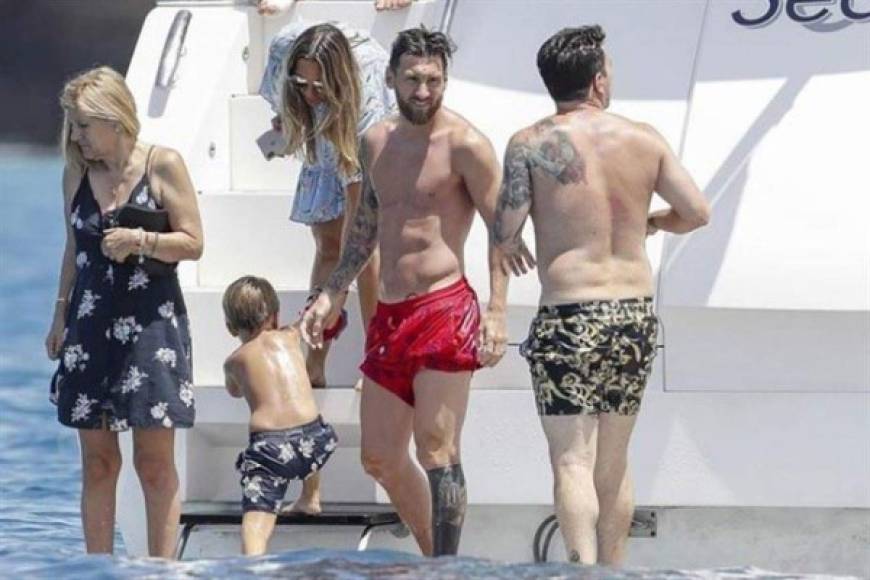 Después de haber pasado unos días en una paradisíaca isla del Caribe, Leo Messi y su familia han iniciado una nueva etapa en sus vacaciones. En esta ocasión el destino ha sido la isla de Ibiza. FOTO LECTURAS.COM