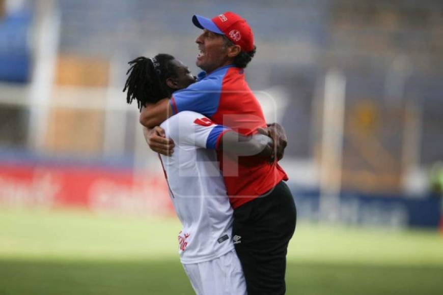 Como muestra de agradecimiento por la confianza, José García festejó su gol con el entrenador argentino Pedro Troglio. La alegría en ambos era evidente.